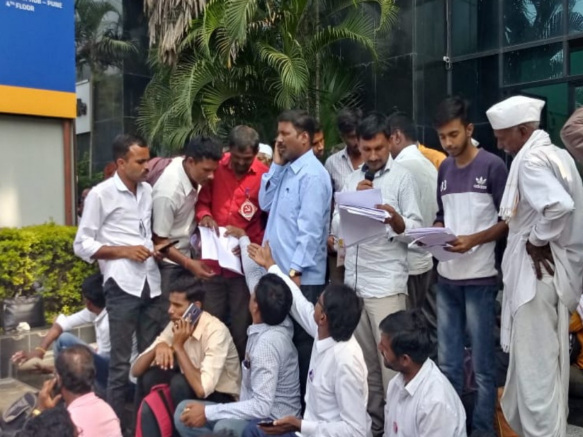 farmers protest at insurance company office | पीकविम्यासाठी शेतकऱ्यांचा मुक्काम सत्याग्रह