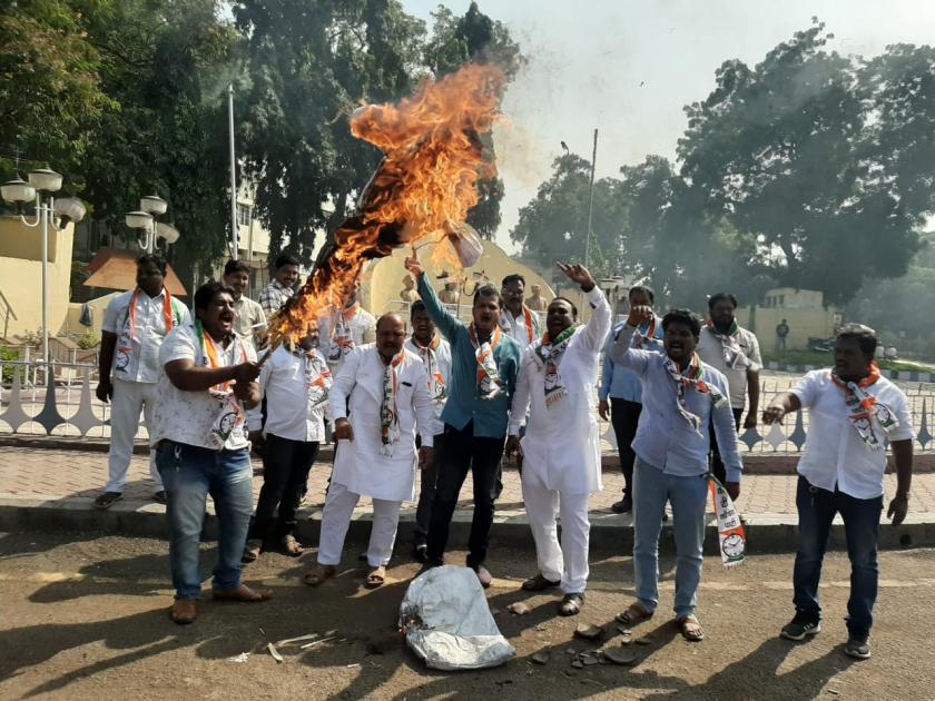 Ajit Pawar's statue burned by NCP workers in Solapur | सोलापुरातील राष्ट्रवादीच्या कार्यकर्त्यांनी अजित पवारांचा पुतळा जाळला