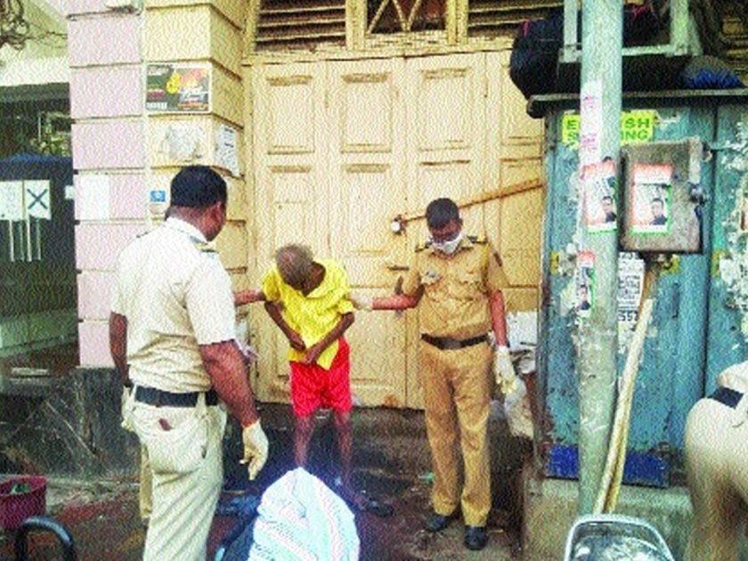 Mumbai policeman gives warmth to the helpless and homeless old man | खाकी वर्दीने जपली माणुसकी! बेवारस वृद्धाला पायधुनी पोलिसांनी दिली मायेची ऊब
