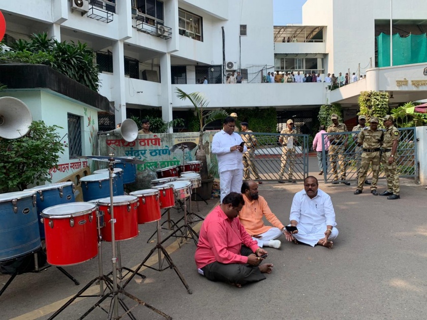 RPI activists oppose Shiv Sainiks in front of Thane Municipal Corporation to celebration with banjo | ठाणे महापालिकेसमोर बँन्ड वाजविणाऱ्या शिवसैनिकांना आरपीआय कार्यकर्त्यांनी रोखलं 