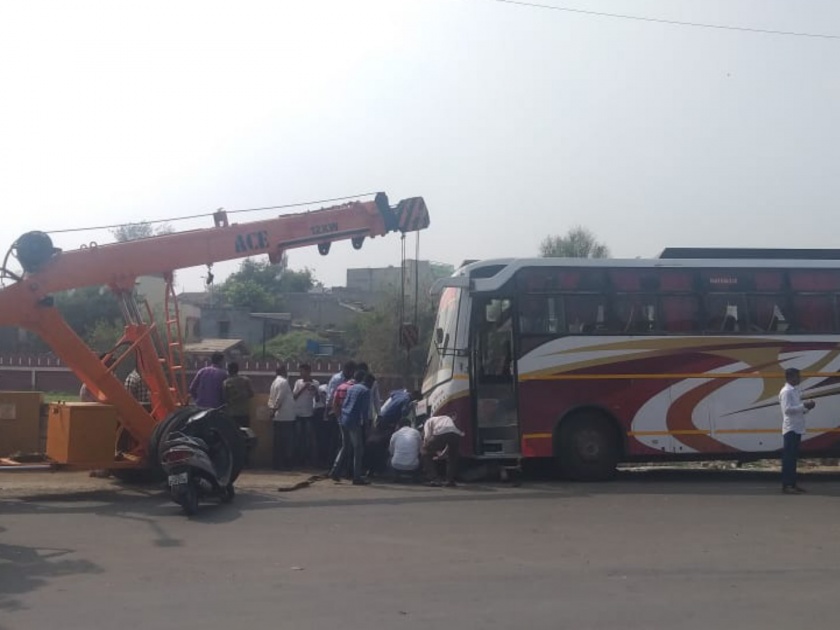 bus stuck due to cracks of roads ; incident at baramati | नदीलगतचा रस्ता खचल्याने बसची चाके रुतली ; बारामतीतील घटना
