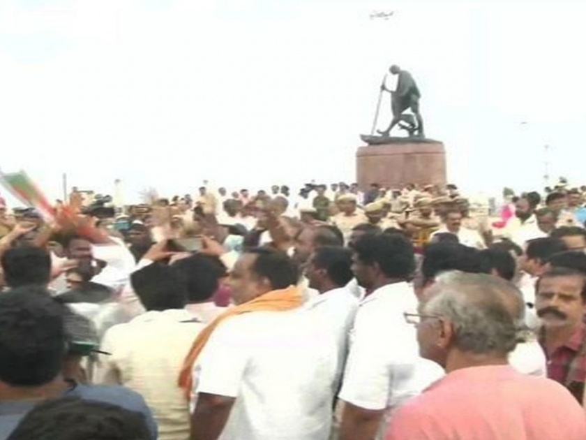 During the protest on Marina Beach, BJP leader H.raja, Pon Radhakrishna are taken in police possession | मरिना बीचवरील आंदोलनादरम्यान भाजपा नेते एच. राजा, पॉन राधाकृष्णन पोलिसांच्या ताब्यात