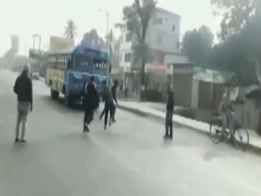 'Bharat Bandh' started a violent turn in West Bengal; vandalised bus | Bharat Bandh : 'भारत बंद'ला पश्चिम बंगालमध्ये लागले हिंसक वळण; बसची केली तोडफोड