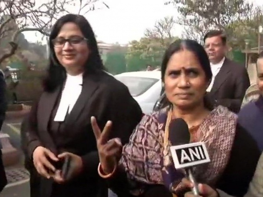 Nirbhaya's mother reacted after the supreme court refused convicted petiiton | Nirbhaya Case : गुन्हेगारांची फाशी कायम ठेवल्यानंतर निर्भयाच्या आईने व्यक्त केली अशी प्रतिक्रिया... 
