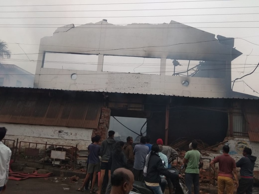 Zee Market Shop in Chandrapur suffered huge losses of billions | चंद्रपुरातील झी बाजार दुकानाला भीषण आग; कोट्यवधीचे नुकसान