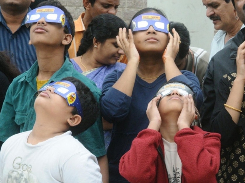 jaipur children eye damaged after watching solar eclipse and admitted to hospital | बापरे! सूर्यग्रहण पाहिल्याने 14 मुलांच्या डोळ्यांना गंभीर इजा