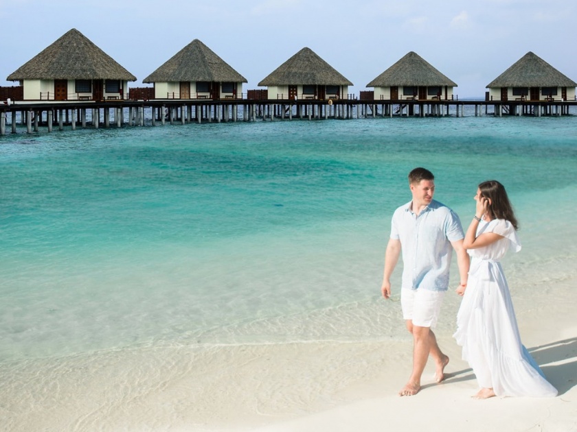 Maldives is perfect destination of honeymoon trip | यादगार हनिमूनसाठी बेस्ट ठरू शकेल 'हे' डेस्टिनेशन, पुन्हा पुन्हा जायची होईल इच्छा