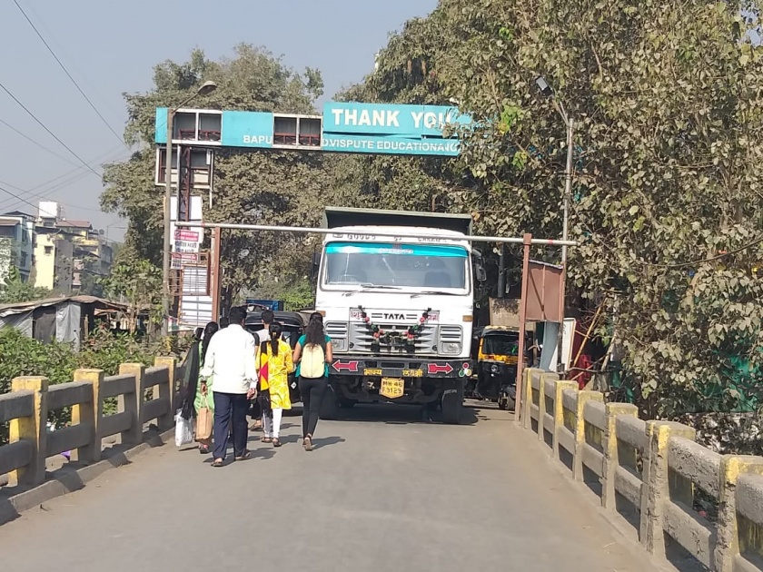 oppose to encroachment action of cidco in Vichumbe; locals closed narrow bridge | विचुंबेमध्ये अतिक्रमण कारवाईला विरोध; स्थानिकांनी अरुंद पुलाचीच कोंडी केली