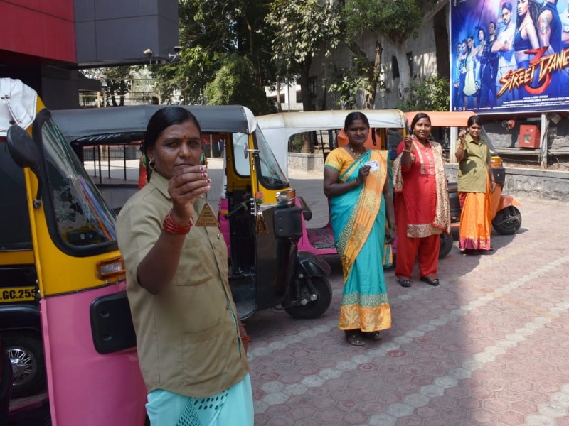 new auto rickshaw stand for woman auto driver | धुणीभांडी आणि मोलमजुरी करणाऱ्या 'ती'च्या हाती आता रिक्षाचे स्टेअरिंग 