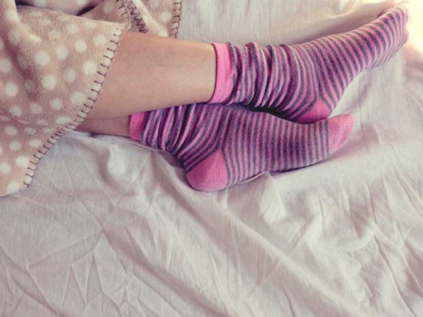 Benefits of sleeping with socks | सॉक्स घालून झोपण्याचे फायदे वाचाल तर रोजचं झोपताना कराल सॉक्सचा वापर!