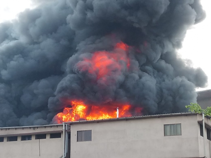 Dombivali Factory Fire: Dombivali Chemical Company suffered heavy fires, black smoke throughout the area | Dombivali Factory Fire : डोंबिवलीत केमिकल कंपनीला भीषण आग, संपूर्ण परिसरात काळा धूर