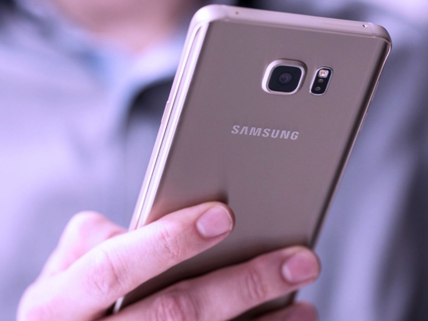 samsung sends bizarre notification to many smartphone users apologises later | ...म्हणून Samsung ने मागितली युजर्सची माफी