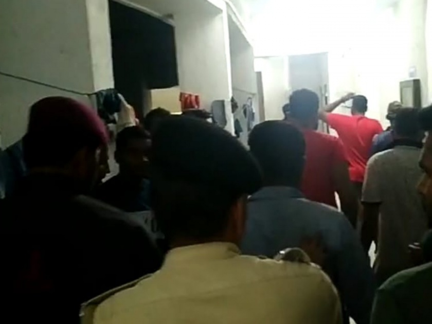 student of sppu found dunked in boys hostel | दारु पिऊन पुणे विद्यापीठाच्या वसतीगृहात विद्यार्थ्यांचा गाेंधळ