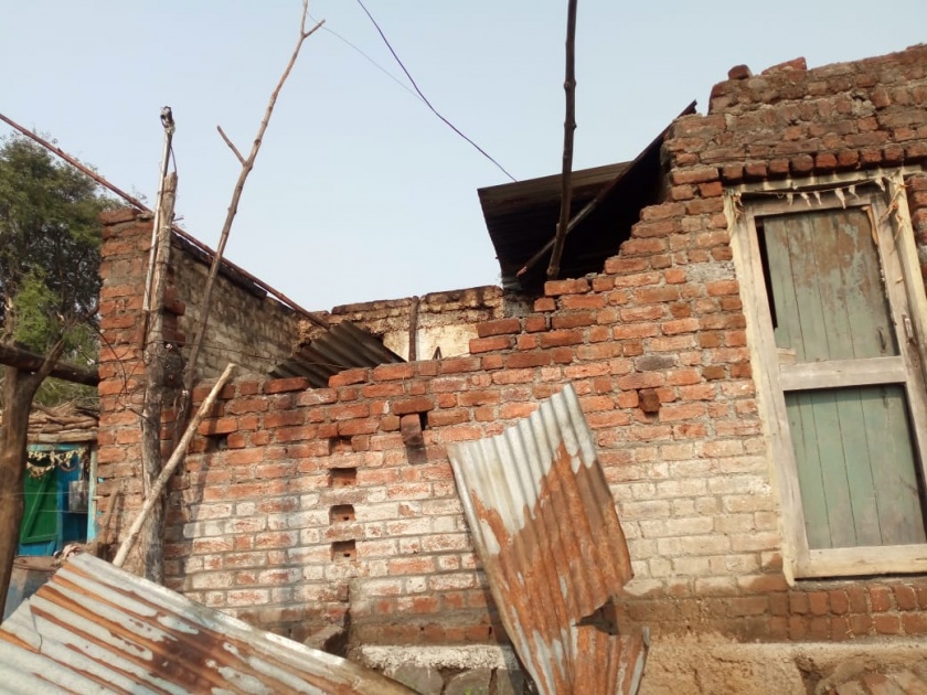 Lightning kills five animals in Kharabada; Stormy winds hit the roofs of 40 houses | खरबडा येथे वीज पडून पाच जनावरे ठार; वादळी वाऱ्यामुळे ४० घरांची छपरे उडाली