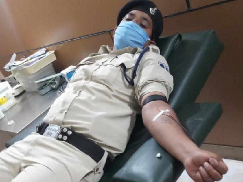 Khakitale Hero! The hungry woman fell unconscious on the street, her life saved by the police to donate blood pda | खाकीतला हिरो! भुकेलेली महिला रस्त्यात बेशुद्ध पडली, पोलिसाने रक्तदान करून वाचवले तिचे प्राण 
