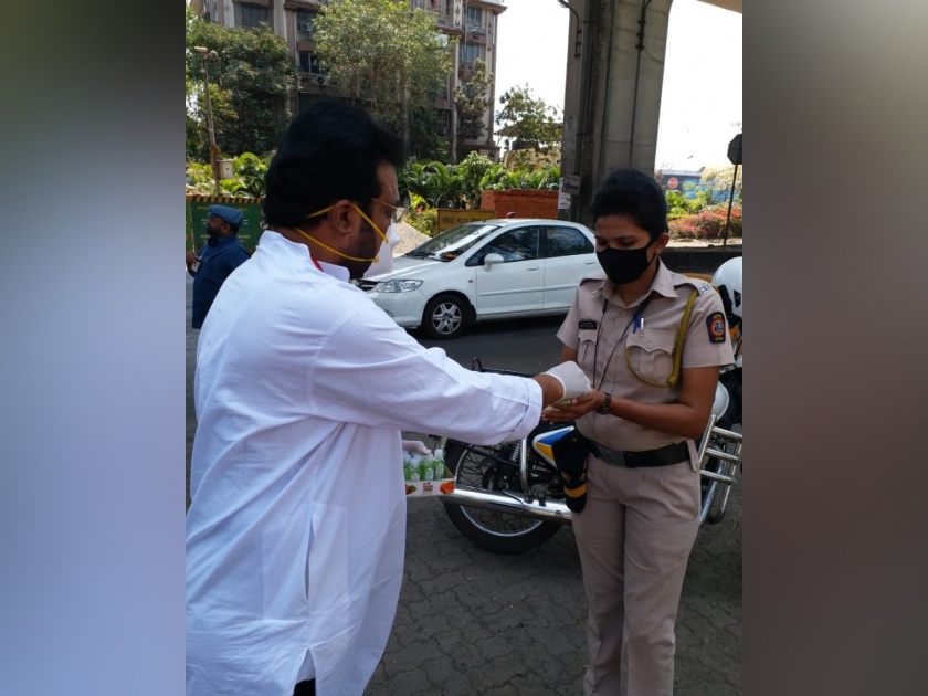 Coronavirus railway employees distribute masks and sanitizers to police SSS | Coronavirus : कोरोनाशी लढण्यासाठी रेल्वे कर्मचाऱ्यांनी दिला मदतीचा हात 