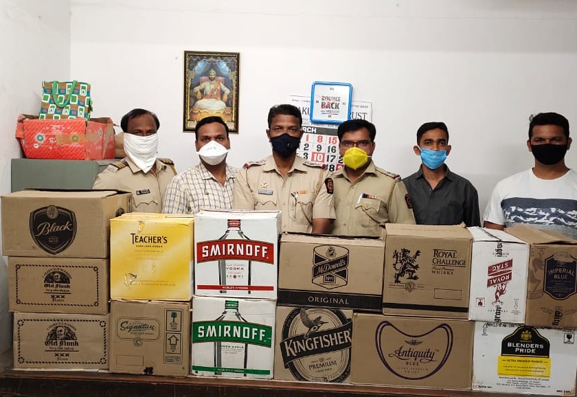 Lockdown: raid Illegal liquor selling from bar, 1.50 lakhs liquor seized pda | Lockdown : बेकायदेशीरपणे दारू विकणाऱ्या बारवर छापा, दीड लाखाचा मद्यसाठा जप्त