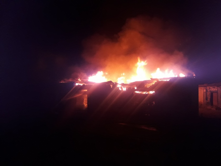 Warehouse fire stocked with heavy yarn in bhiwandi pda | भिवंडीत धाग्यांचे कोम साठवलेल्या गोदामाला भीषण आग