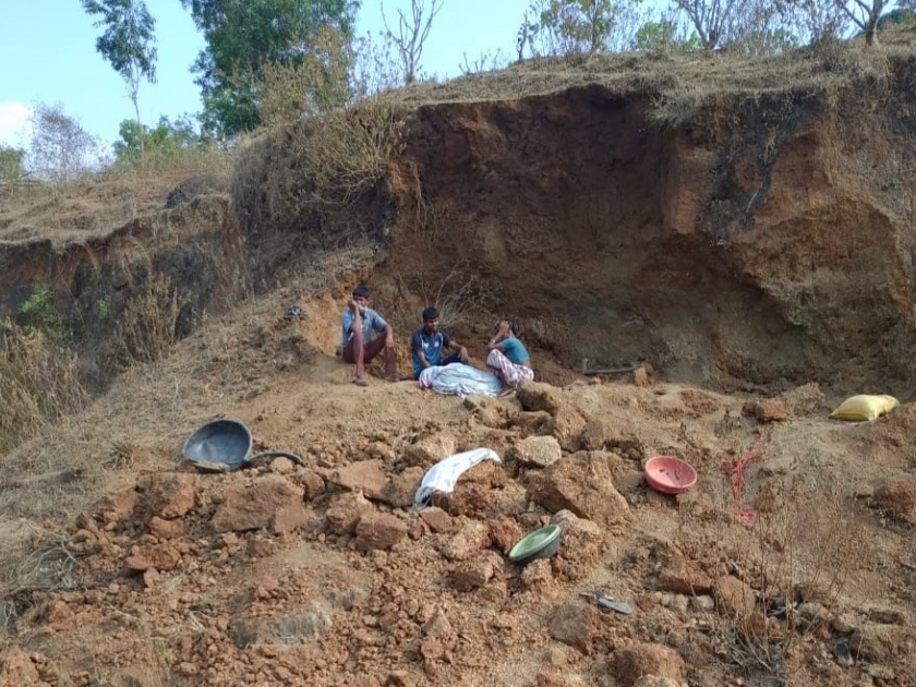 Two people were killed and six were injured when a soil collapsed in jawhar SSS | मातीचा ढिगारा पडून दोघांचा मृत्यू तर सहा जण जखमी