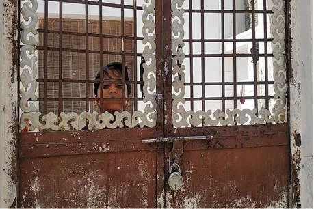 Coronavirus bhilwara couple on duty 7 year daughter stays locked SSS | Coronavirus : कर्तव्यनिष्ठेला सलाम! 7 वर्षांच्या लेकीला घरात कुलूप बंद करून दाम्पत्याची देशसेवा  