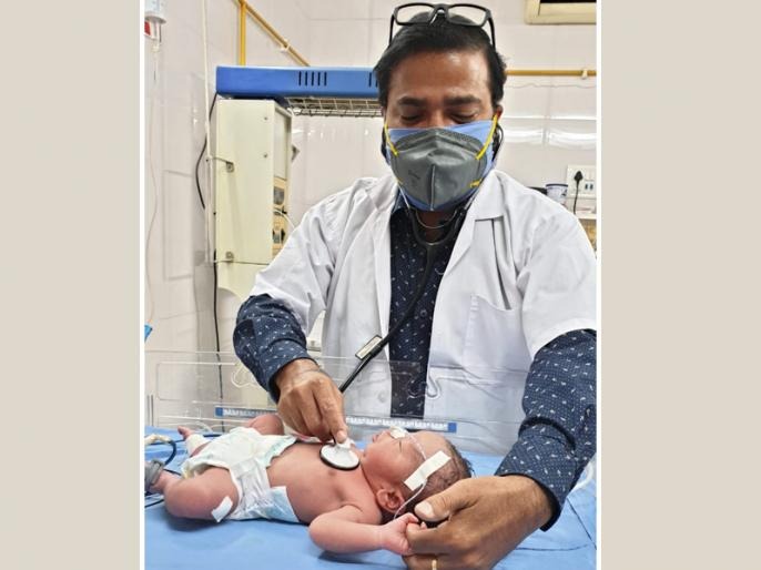 Coronavirus Lockdown: an emotional story of premature delivery in alibaug ajg | डॉक्टरांचं बोट बाळाने घट्ट धरलं, अन्...; कोरोनाच्या काळातली अलिबागमधील मनाला भिडणारी गोष्ट