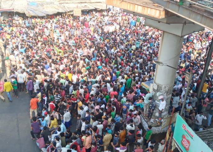 What the police say! so crowd gathered at near bandra railway station pda | पोलीस म्हणतात!... म्हणून वांद्रे येथे परप्रांतीयांची गर्दी जमली होती 
