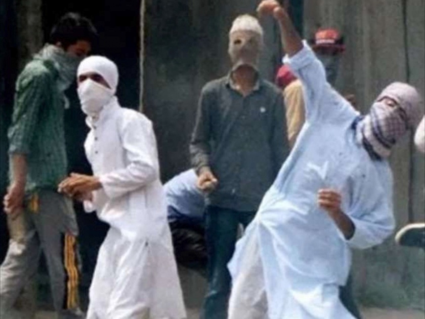 Coronavirus Lockdown: Stones pelting at police in mosque for Namaz-e-Jumma pda | Coronavirus Lockdown : नमाज-ए-जुम्मा अदा करण्यासाठी मशिदीत जमलेल्यांनी पोलिसांवर केली दगडफेक