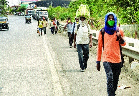 coronavirus: Prevent migrant laborers from crossing the railway tracks on foot, Home Ministry instructs state governments | coronavirus: पायी, रेल्वे रुळावरून जाणाऱ्या स्थलांतरित मजुरांना  प्रतिबंध करा, गृहमंत्रालयाची राज्य सरकारांना सूचना  