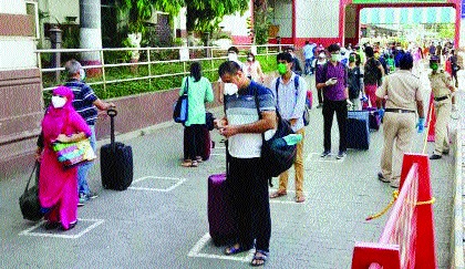 coronavirus: Mumbai to Delhi ‘Rajdhani’ ran; One and a half thousand passengers travel through the red zone | coronavirus: मुंबई ते दिल्ली ‘राजधानी’ धावली; दीड हजार प्रवाशांचा रेड झोनमधून प्रवास  