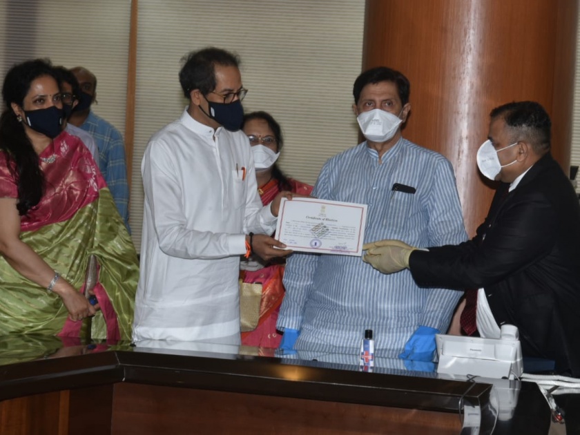 CM Uddhav Thackeray took oath as a member of the Legislative Council BKP | मुख्यमंत्री उद्धव ठाकरे यांनी घेतली विधान परिषद सदस्यत्वाची शपथ