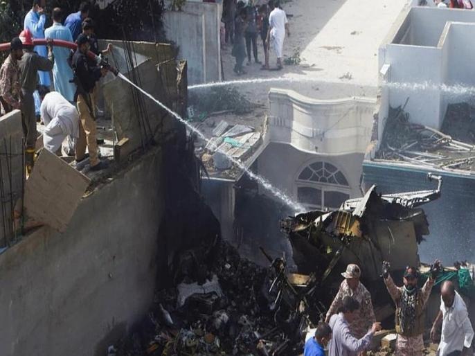 pakistan plane crash cctv video how plane crashing karach building SSS | Pakistan Plane Crash : विमान अपघातात 97 ठार, दोघे वाचले; 'ते' भीषण दृश्य CCTV ने टिपले!