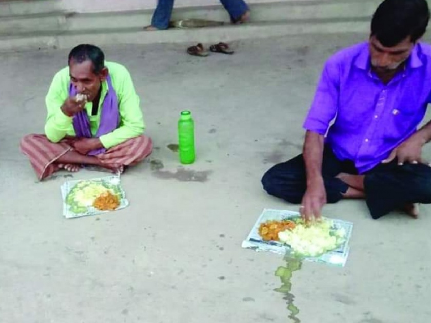 Trending viral picture of migrant labours served food on newspaper myb | ये है हमरी सरकार... वर्तमानपत्रावर वाढलं जेवण; जमिनीवर वाहून गेली डाळ