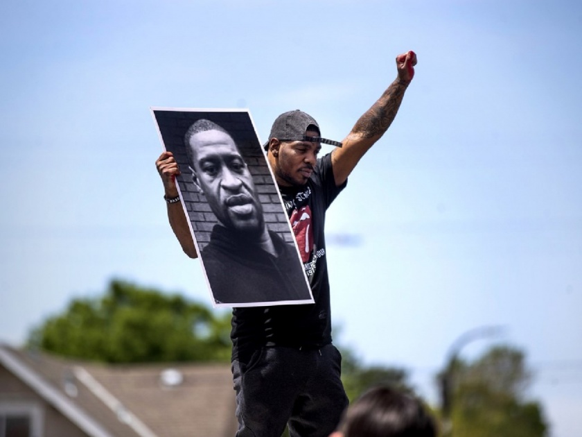 Police have detained a police of killing a black man in the United States pda | अमेरिकेत अश्वेत व्यक्तीच्या हत्येप्रकरणी पोलिसांनी पोलिसाला घेतले ताब्यात 