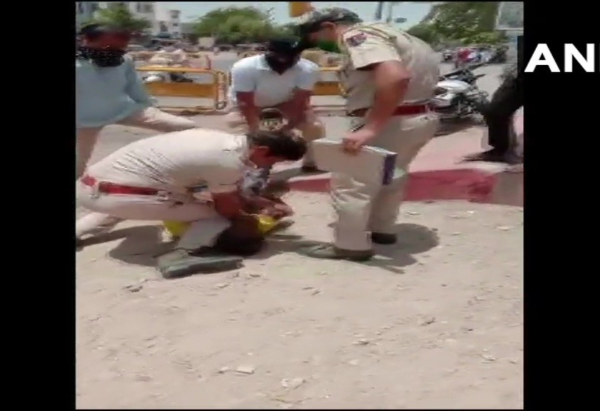 Video: Police in Jodhpur give legs to neck for not wearing mask; Netizens remember George Floyd | Video : मास्क घातला नाही म्हणून जोधपूरमधील पोलिसाने दिला गळ्यावर पाय; नेटिझन्सना आठवला जॉर्ज फ्लॉईड