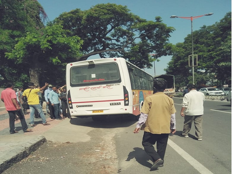 A pedestrian was crushed by a speedy city bus on Adalat Road Aurangabad | अदालत रोडवर भरधाव शहर बसने पादचाऱ्याला चिरडले
