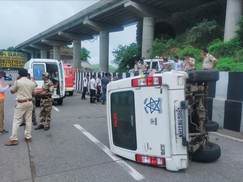 A police van belonging to Sharad Pawar's convoy crashed in Khandala Ghat | शरद पवारांच्या ताफ्यातील पोलीस व्हॅनचा खंडाळा घाटात अपघात
