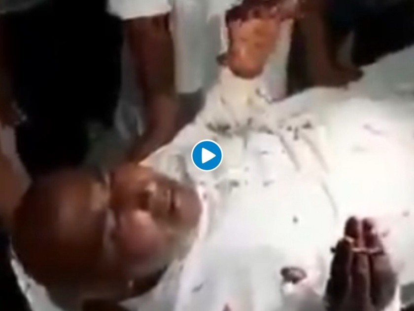 Man smoking beedi while lying on hospital stretcher ips arun bothra share viral video | गोळी लागल्यानंतरही साधी बीडी सोडत नाही; अन् चीनला वाटतंय आम्ही जमीन सोडू...