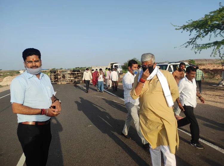 union minister gajendra singh shekhawat sent injured people to hospital jodhpur | अपघातातील जखमींना पाहून केंद्रीय मंत्र्यांनी थांबवला ताफा अन्...