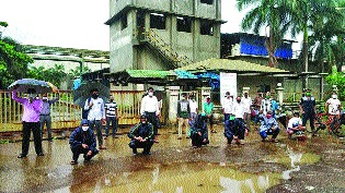 Bombay Rayon workers' agitation, protests at the entrance in Rain | बॉम्बे रेयॉन कामगारांचे आंदोलन, भरपावसात प्रवेशद्वारावर निदर्शने