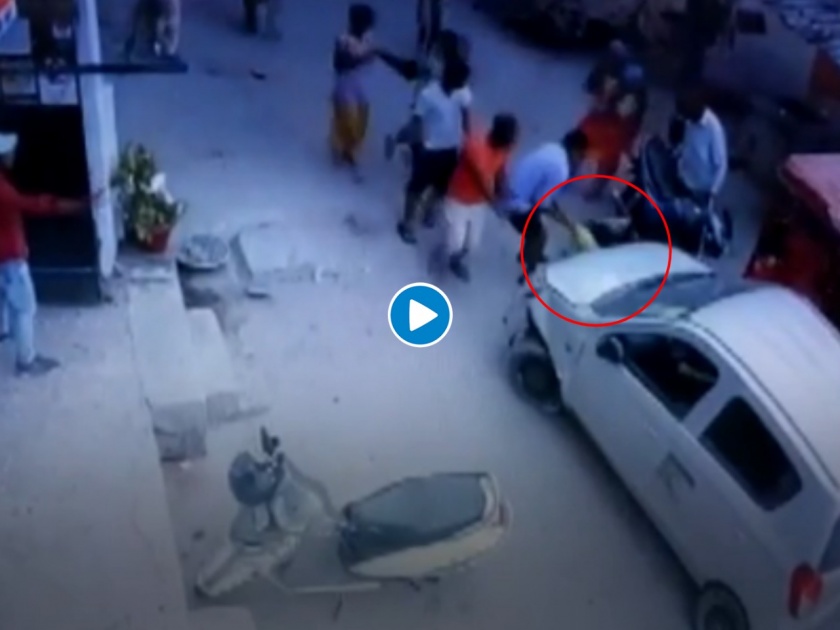 Video : The drunken police officer sped away and drove the woman away | Video : दारूच्या नशेत पोलीस अधिकाऱ्याने भरधाव वेगाने कारने महिलेला नेले फरफटत 