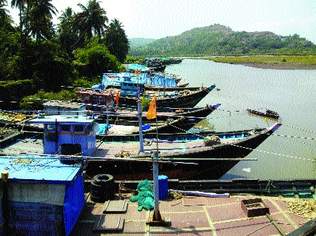 Fishermen unhappy with meager help, correspondence again for boat repair in Murud taluka | तुटपुंज्या मदतीने मच्छीमार नाराज, मुरुड तालुक्यात बोट दुरुस्तीच्या रकमेसाठी पुन्हा पत्रव्यवहार