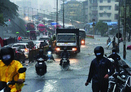 Heavy rains slow down Mumbai's speed, heavy in Thane too | मुसळधार पावसामुळे मंदावला मुंबापुरीचा वेग, ठाण्यातही जोरदार