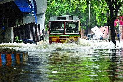 Heavy rain in Thane even on the third day of rains, 27 places flooded | ठाण्यात पावसाची तिसऱ्या दिवशीही जोरदार बॅटिंग, २७ ठिकाणी पाणी भरल्याच्या तक्रारी