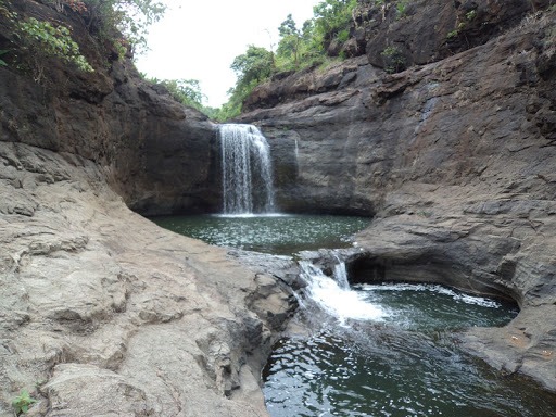 there is no security at the tourist spot in javhar waterfall | जव्हारचा धबधबा ठरतोय हौशी पर्यटकांचा ‘काळ’ , पर्यटनस्थळी सुरक्षा व्यवस्थाच नाही