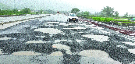 Mumbai-Goa highway goes into a ditch, as a result of halting of four-laning work | मुंबई-गोवा महामार्ग गेला खड्ड्यात, चौपदरीकरणाचे काम थांबल्याचा परिणाम