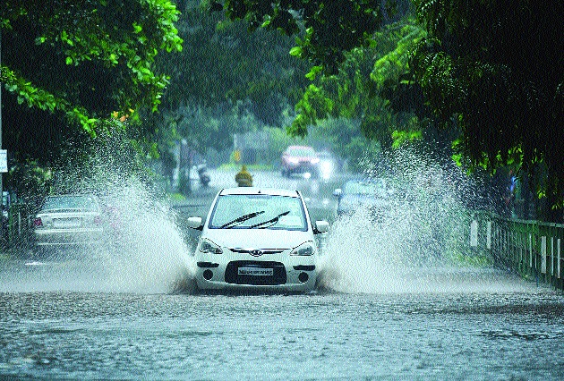 Heavy rains lashed Thane, 103 mm. Rainfall record | ठाण्याला मुसळधार पावसाने झोडपले, १०३ मिमी. पावसाची नोंद