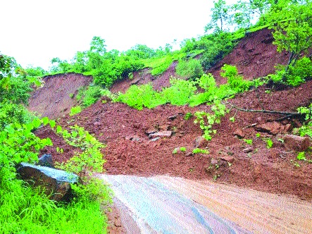Mahad-Vinhere road closed due to collapse, traffic resumed | महाड-विन्हेरे मार्ग दरड कोसळल्याने बंद, दरड हटवून वाहतूक सुरू