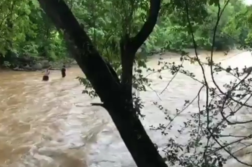 Villagers rescue 15 tourists stranded in Kaman East Devkundi river! | कामण पूर्व देवकुंडी नदीच्या पात्रात अडकलेल्या 15 पर्यटकांची गावकऱ्यांनी केली सुटका!