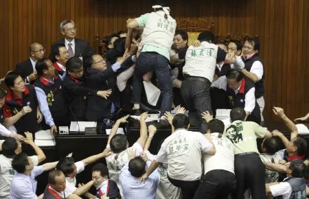 Clashes in Taiwan's parliament, destruction of literature, many members injured | तैवानच्या संसदेत हाणामारी, साहित्याची नासधूस, अनेक सभासद जखमी
