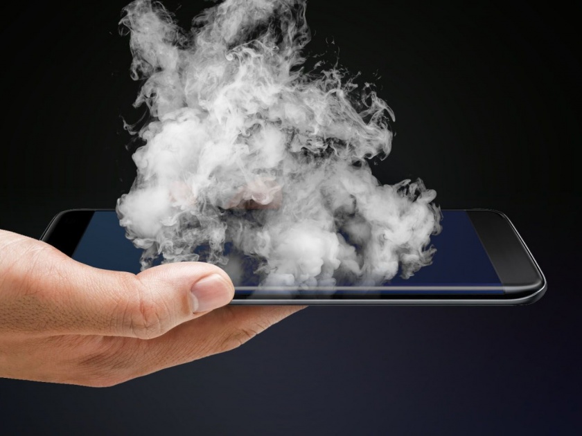 new badpower attack on fast chargers can cause phone to melt of set it on fire | स्मार्टफोन युजर्सना मोठा धोका! फास्ट चार्जरवर अटॅक; फोन वितळणार, ब्लास्ट होणार